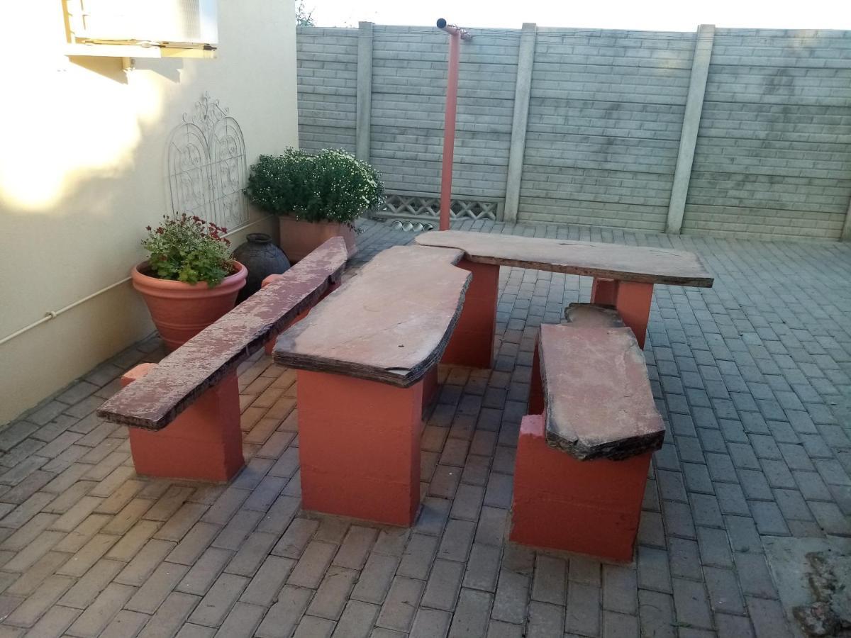 Larochelle Guesthouse Keetmanshoop Esterno foto